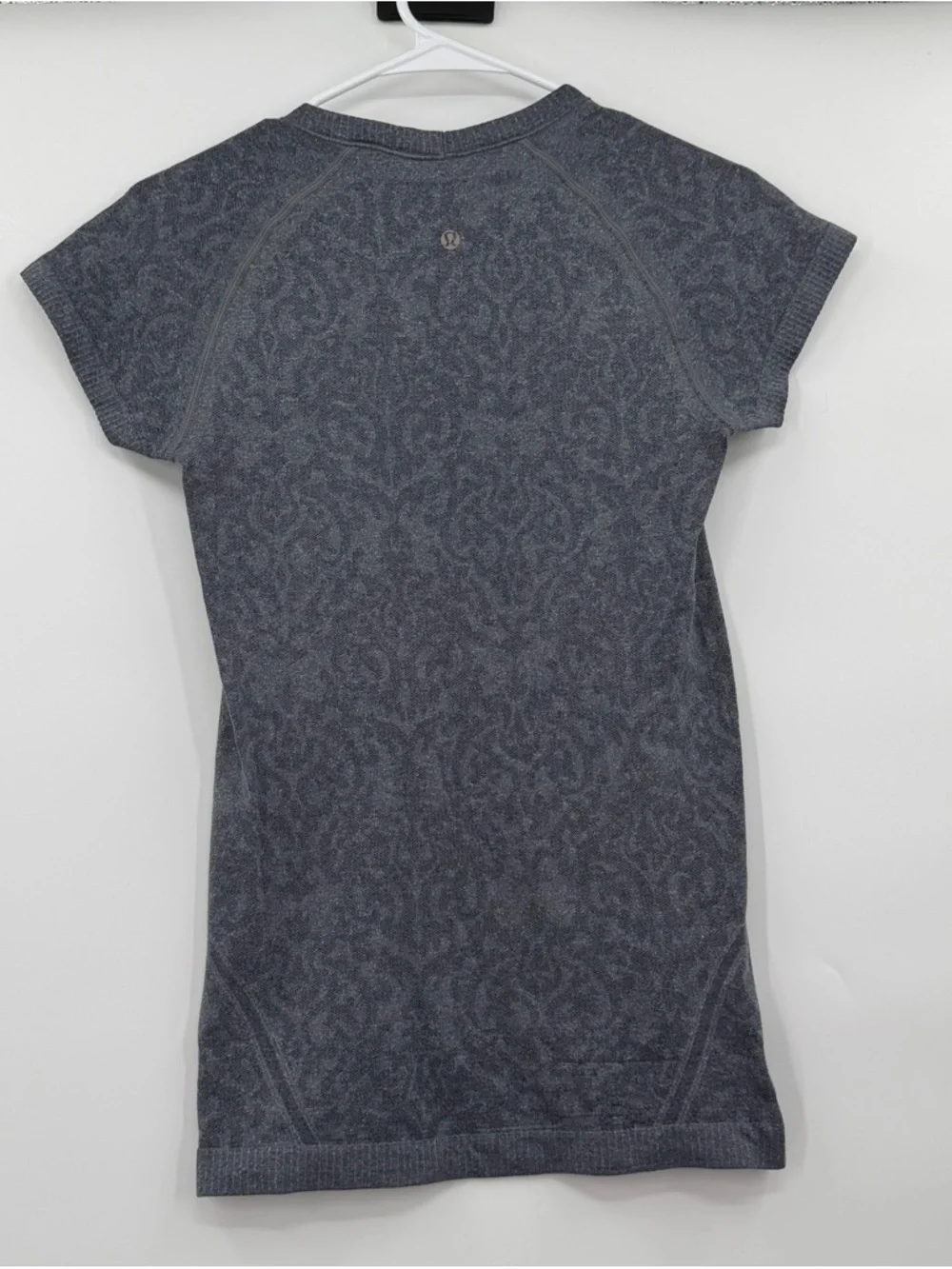 Lululemon grey floral swiftly tee 6 - Picture 2 of 4